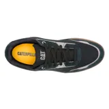 Championes Caterpillar modelo Pause Retro, de diseño urbano con combinación de lona negra y detalles en gamuza. Presenta suela de goma color marrón con textura hexagonal y logo de la marca en el lateral y la lengüeta.