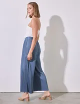 Pantalón fluido color marrón, marca Cupio, con pretina elastizada en punto smock y largo de pierna plisado.