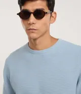 Suéter de punto con textura maquinetada, cuello redondo y manga larga. Presenta un diseño clásico y versátil, ideal para un look elegante y cómodo.