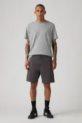 Bermuda de gabardina color gris oscuro, corte relaxed, con bolsillos laterales y traseros.