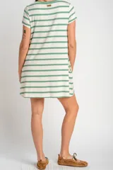 Vestido corto de corte recto y holgado con diseño de rayas horizontales verdes y fondo crudo, escote redondo y mangas corta.