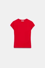 Camiseta roja de manga corta y cuello redondo, con un diseño de corazones en relieve o pespunte a tono en el frente.