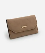 Billetera tipo sobre de tamaño mediano, confeccionada en material sintético efecto gamuza color tostado. Presenta un diseño acolchado con costuras diagonales y placa metálica dorada con el logo de la marca en la solapa frontal.