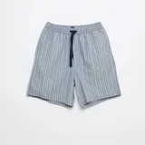 Pack de dos shorts de descanso con diseño de rayas verticales, cintura elástica con cordón de ajuste y bolsillos laterales.