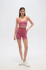 Short deportivo color rosado, de tiro alto y corte ajustado.