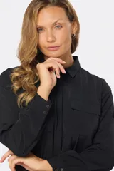 Blusa tipo camisa blanca de manga larga con botones nacarados ocultos con cartera. Tela suave y sedosa con doble capa en el frente para evitar transparencias.