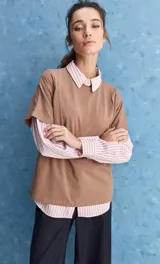 Remera marrón de manga corta, cuello redondo y calce relajado.