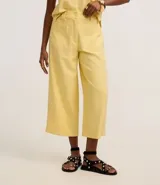 Pantalón pantacourt azul marino de viscosa con lazo delantero, cintura elástica y bolsillos delanteros.