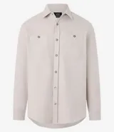 Camisa de corte regular, color beige, con cuello camisero, mangas largas, cierre frontal con botones y dos bolsillos con solapa en el pecho.