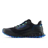Championes de trail running New Balance modelo Fresh Foam Garoé, color negro con detalles en azul y verde neón. Presentan entresuela con tecnología Fresh Foam para mayor amortiguación y suela AT Tread para tracción versátil en diversos terrenos.