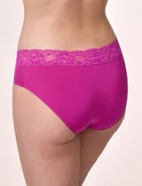Panty estilo hipster de microfibra color beige, con detalle de encaje floral en la cintura y elásticos planos para un acabado sin marcas.