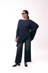 Sweater de punto en color azul, con diseño oversize de silueta amplia y relajada, cuello redondo y mangas largas con puños ajustados.