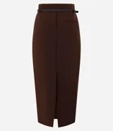 Pollera midi marrón de corte recto, con cinturón de hebilla redonda y detalle de encaje en la espalda.