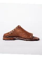 Sandalias de cuero color marrón con detalles de tachas doradas.