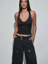 Bermuda de denim negro tipo cargo, con múltiples bolsillos con solapa en los laterales y cierre frontal con doble botón.