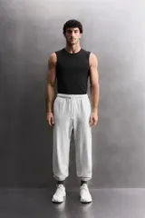 Musculosa deportiva de Zara Athleticz, confeccionada en tejido técnico elástico y transpirable. Presenta cuello redondo, diseño sin mangas y costuras planas termoselladas para mayor confort. Incluye detalle de logo en el dobladillo inferior.