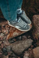 Championes grises con detalles en blanco y suela color crema.