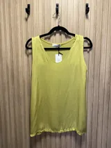 Musculosa color verde lima, con escote en V y confeccionada en seda en la parte delantera y algodón en la parte trasera.