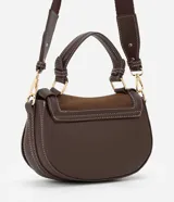 Cartera bandolera de tamaño mediano con cuerpo frontal en gamuza y laterales estructurados. Cuenta con asa corta superior, correa larga ajustable y desmontable, cierre metálico y bolsillo trasero aplicado.