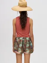 Short holgado con pretina elástica y diseño abstracto en tonos marrones y verdes.