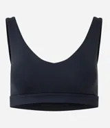 Top deportivo Get Over color menta, con escote en U y breteles anchos. Confeccionado en microfibra con copas integradas.