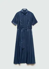 Vestido midi de estilo camisero en tejido satinado fluido, color azul. Presenta cuello camisero, cierre frontal con botones, mangas cortas con dobladillo y dos bolsillos de parche en el pecho. Incluye un lazo ajustable en la cintura para entallar la silueta.