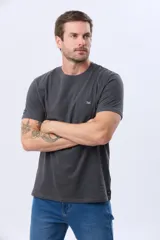 Remera lisa de manga corta y cuello redondo, color gris oscuro, de calce cómodo con pequeño logo bordado en el pecho.