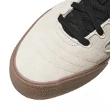 Championes de skate Adidas modelo Busenitz Vulc II, con diseño en color crema, detalles en negro y suela de goma color marrón. Presenta el logo de la marca en los laterales y cuello acolchado en color rojo.