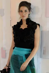 Chaleco negro con apliques circulares de lana merino afieltrada, teñida artesanalmente.