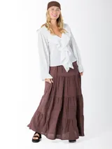 Blusa color blanco confeccionada en bambula liviana, con textura suave y caída fluida, escote en V con volados y mangas largas con puños elásticos.