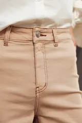 Jean de corte recto y tiro medio en color beige, con costuras a contratono y bolsillos laterales.