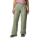 Pantalón de corte recto y estilo cargo en color verde oliva, confeccionado en tejido técnico con tecnología repelente al agua. Presenta cintura elástica con cordón ajustable, bolsillos laterales y aberturas laterales en las perneras para mayor ventilación.