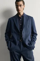 Blazer regular fit Zara de lino y lana color azul marino, con cuello de solapas de muesca, cierre frontal de un botón, bolsillos con solapa en la cadera y bolsillo de vivo en el pecho.