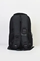 Mochila negra con logo de cruz suiza en el frente. Tiene siete bolsillos, compartimento para notebook, entrada USB y entrada para auriculares.