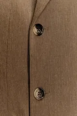 Blazer cruzada color marrón de la colección Zara Woman, con cuello solapa, manga larga, bolsillo de vivo en el pecho y bolsillos con solapa en el delantero. Cierre frontal con botones.