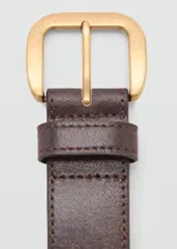 Cinturón de poliuretano color marrón con hebilla rectangular metálica de acabado dorado envejecido.