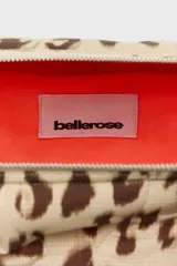 Bandolera compacta con estampado animal print tipo leopardo, correa ajustable de lona color beige y cierre superior con tirador naranja.
