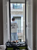 Remera marrón de corte holgado con estampado en la espalda que incluye texto y paisaje.