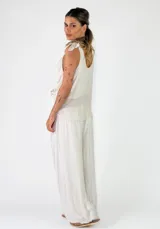 Pantalon de viscosa color marrón, de corte amplio y fluido con botamanga fruncida y cintura elástica ancha.