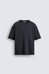 Sudadera de corte relajado confeccionada en tejido interlock de algodón con elasticidad, de cuello redondo y manga corta.