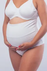 Bombacha maternal de tiro extra alto, confeccionada en algodón elastizado con doble tela en la zona abdominal para mayor soporte.