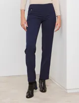 Pantalón de vestir marrón de la marca Zac & Rachel, corte recto, con bolsillos metálicos simulados en la parte delantera y bolsillos ojal simulados en la parte trasera.