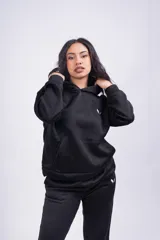 Buzo color piel con capucha y corte holgado.