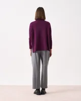 Sweater de cuello alto en punto acanalado, color verde menta, con mangas ajustadas y cuerpo amplio y suelto.