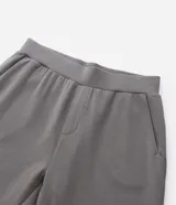 Pantalón deportivo de corte recto con ajuste levemente afunilado, confeccionado en tejido técnico con cintura elástica ancha. Presenta bolsillos laterales y bolsillo trasero embutido con acabado limpio.