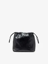 Bolso tipo cubo Diesel Scrunch-D, color gris oscuro, confeccionado en cuero brillante con efecto arrugado. Presenta logo metálico "D" en el frente, cierre con cordones ajustables, correa de hombro extraíble y múltiples bolsillos internos.