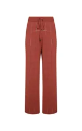 Pantalón de punto color terracota con diseño de cuadros sutiles, corte recto y amplio, de tiro medio.