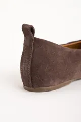 Chatita marrón de gamuza con puntera fina y detalle de tira en la parte trasera.