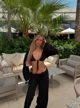 Pantalón negro de tiro alto y corte palazzo con cordón ajustable en la cintura.