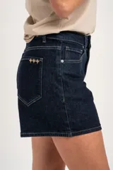 Short de denim azul oscuro con fitting recto y tiro medio, confeccionado en algodón con costuras pespunteadas en color tostado.